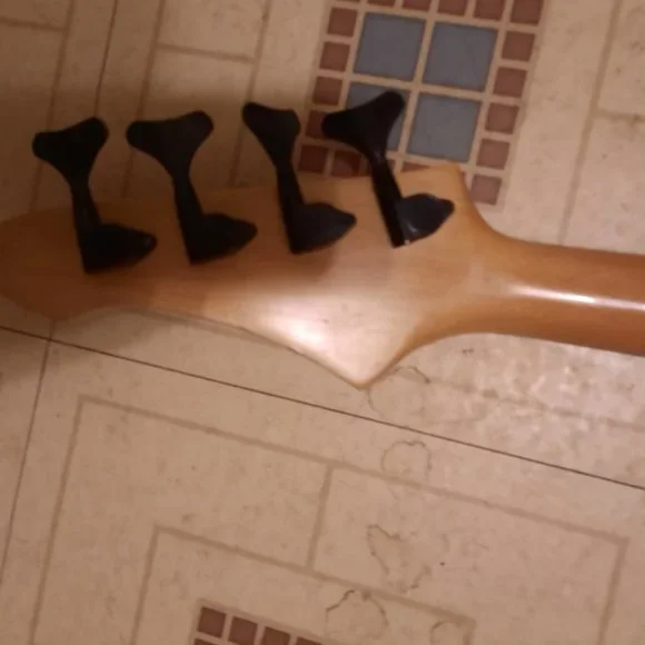 Base guitar